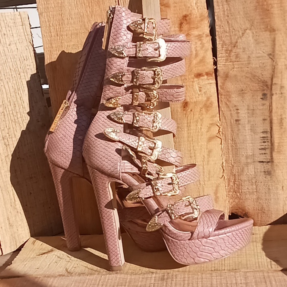 Nelly Bernal heels